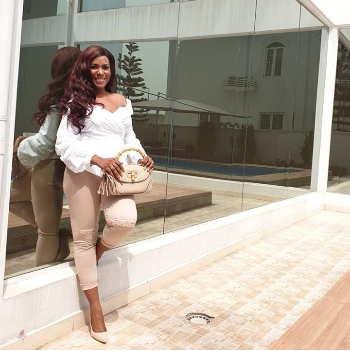 Nigerian Celebrity Style Linda Ikeji In White And Beige Outfit